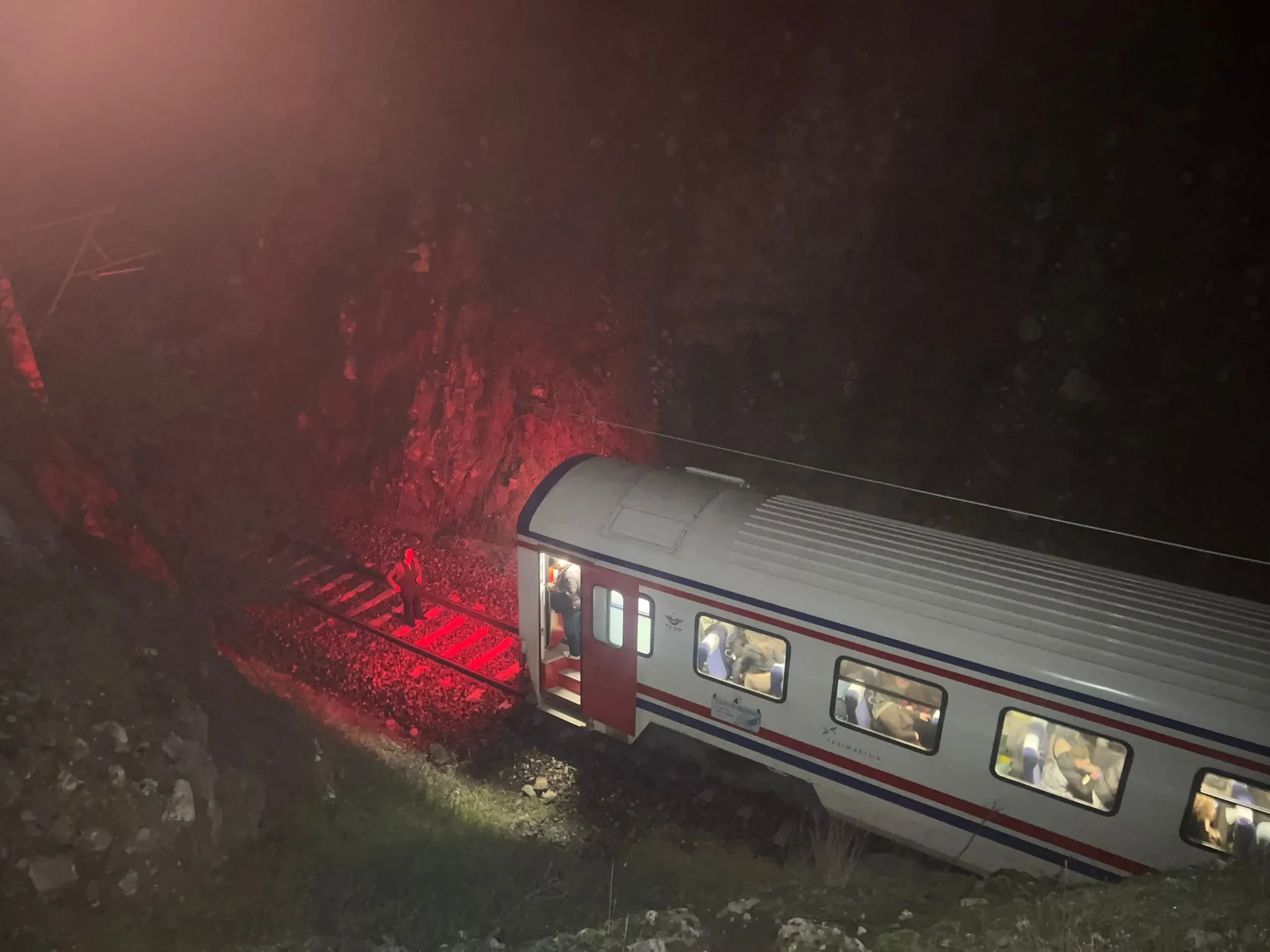 Toprak kaydı tren vagonu raydan çıktı! 150 yolcu tahliye edildi