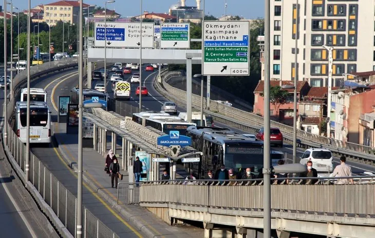 İstanbul’da toplu ulaşımda yeni dönem başladı! Sosyal mesafe kuralı hiçe sayıldı