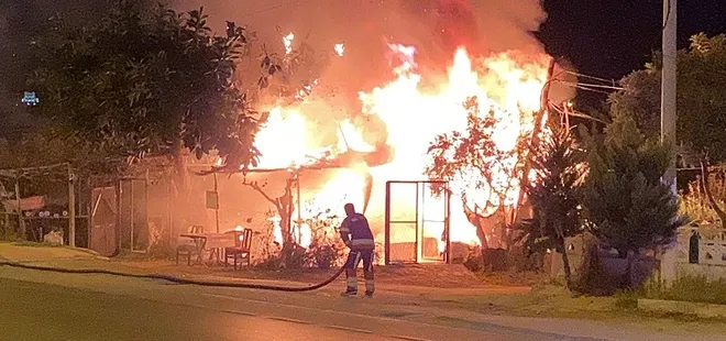 Mersin'de ahşap baraka alevlere teslim oldu