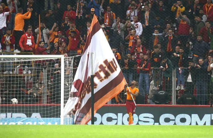 Bayrağı kaptı Galatasaray tribünlerine koştu! Gaziantep maçı sonrası Marcao taraftarlara 3’lü çektirdi