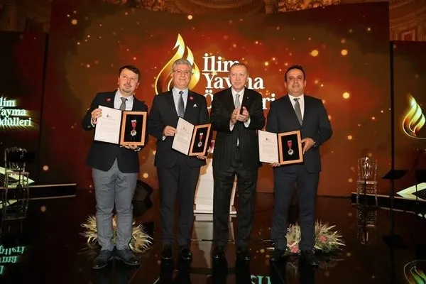 Prof. Dr. Fikrettin Şahin'in 47 yıllık örnek başarı öyküsü! Ödülünü Başkan Erdoğan'ın elinden almıştı! - 4