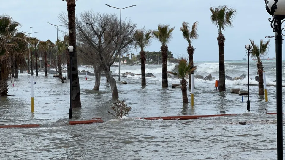 İskenderun'da lodos ve sağanak hayatı olumsuz etkiledi: Deniz taştı caddeler sular altında kaldı