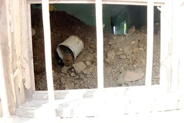 tarsustaki-mahalle-sakinleri-gundem-olan-gizemli-evin-son-halini-gozler-onune-serdi-iste-harabeye-donen-kirimi-1668000943093.jpg Tarsus’taki mahalle sakinleri gündem olan gizemli evin son halini gözler önüne serdi! İşte harabeye dönen ‘Kırımızı ev’ - 3