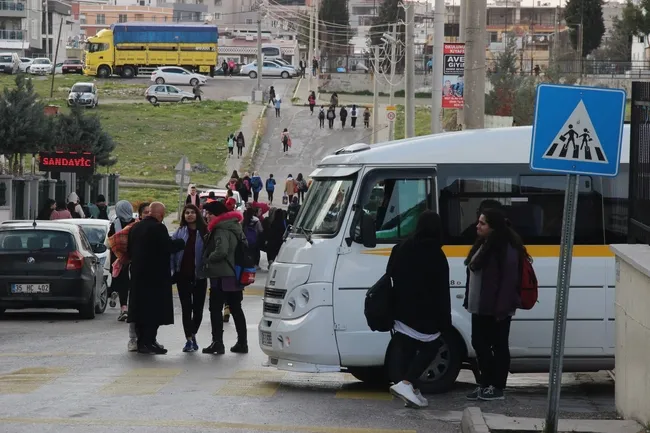 İzmir’de kaçak öğrenci servisi! Balık istifi şeklinde bindirip taşıdı