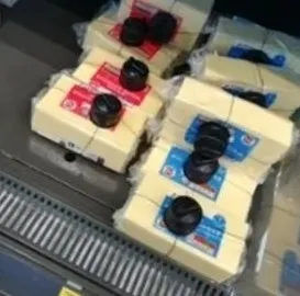 ingilterede-soke-eden-goruntuler-peynire-elektronik-kilit-takilinca-sosyal-medya-birbirine-girdi-1657181994291.jpg İngiltere’de şoke eden görüntüler! Peynire elektronik kilit takılınca sosyal medya birbirine girdi - 3