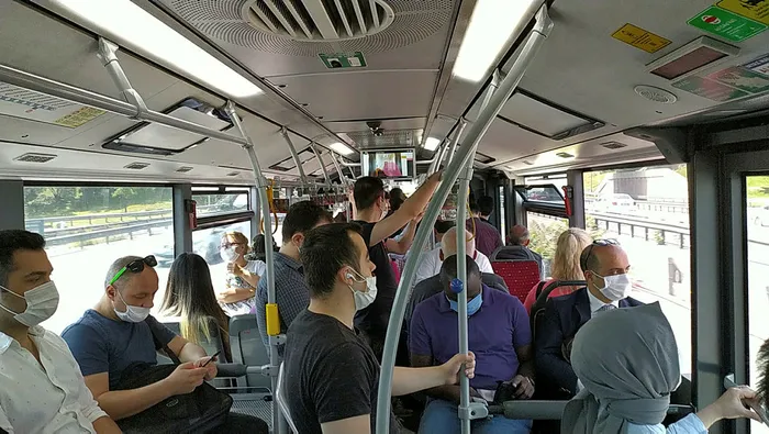 Metrobüsteki yoğunluk araç içerisinden görüntülendi! Yine sosyal mesafe yok sayıldı