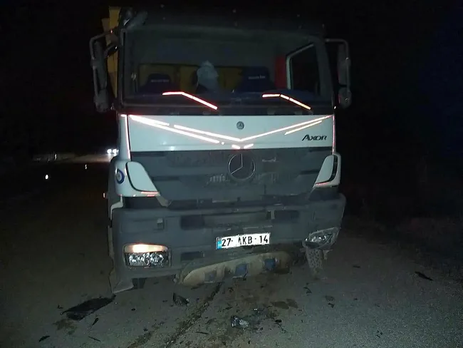 Hafriyat kamyonu, otomobil ile çarpıştı: 2 ölü, 1 yaralı - 2