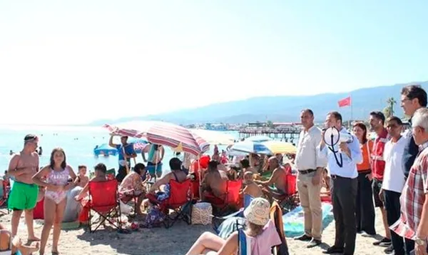 CHP Genel Başkanı Kemal Kılıçdaroğlu’nun mitingine seyirci toplamak için megafonla çağrı yaptılar! Tatilcilerden CHP’lilere sert tepki