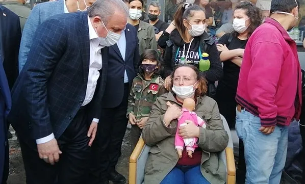 İzmir’de anne Nilay Yücel enkaz altındaki 4 kızını oyuncaklarına sarılarak bekliyor - 2