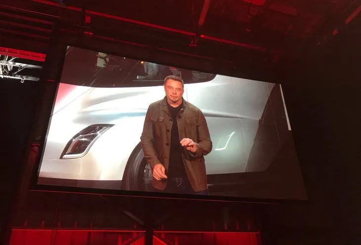 Elon Musk,elektrikli TIR’ı tanıttı