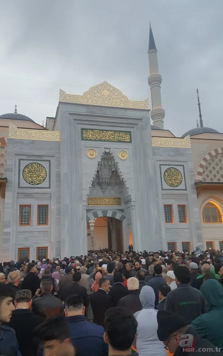 BÃ¼yÃ¼k ÃamlÄ±ca Camii'nde tarihi kalabalÄ±k!