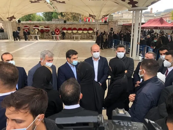 Özdemir Bayraktar son yolculuğuna uğurlandı! Sevenleri Fatih Camii'ne akın etti