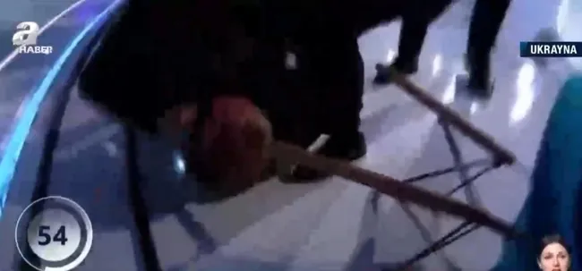 rus-yanlisi-ukraynali-vekile-canli-yayinda-tokat-kavgayi-eski-lider-porosenko-ayirdi-1645256888586.jpg Rus yanlısı Ukraynalı vekile canlı yayında tokat! Kavgayı eski lider Poroşenko ayırdı - 1