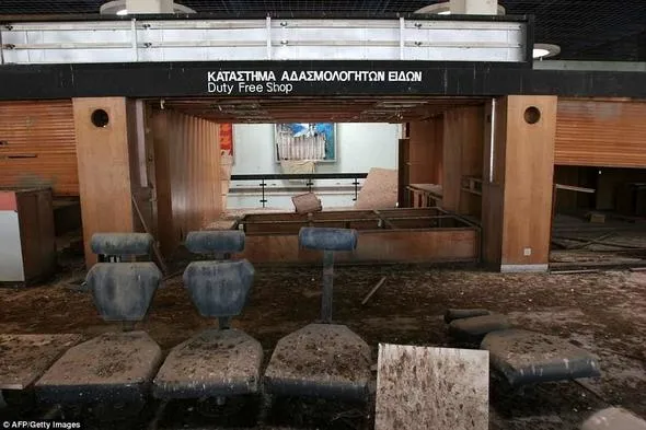 44 yıldır tek uçak inmiyor... Kıbrıs'ın hayalet havalimanı