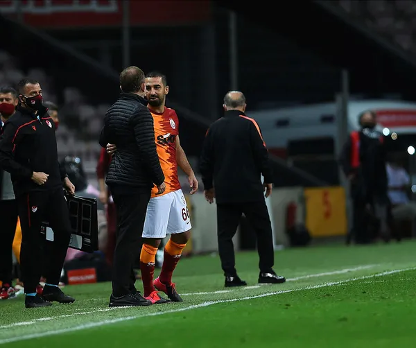 galatasarayli-arda-turandan-flas-aciklamalar-bu-sezon-cok-dograndik-1621116160768.jpg Galatasaraylı Arda Turan'dan flaş açıklamalar: Bu sezon çok doğrandık! - 3