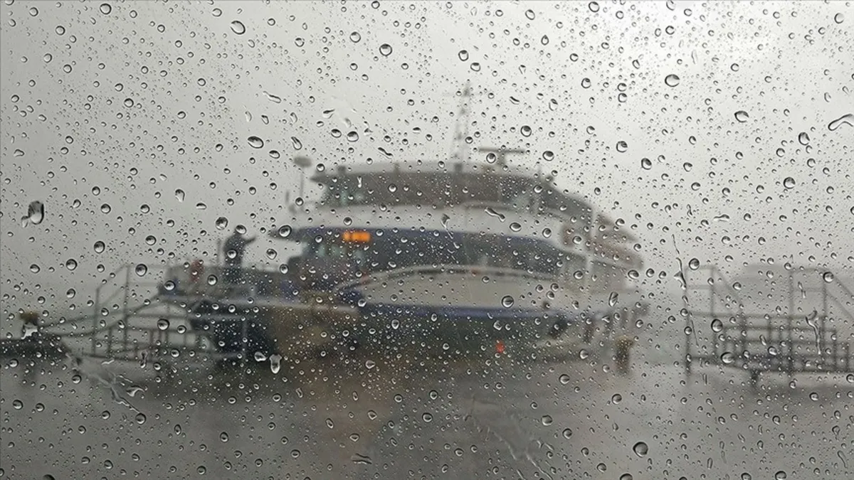 İzmir'de şiddetli rüzgar nedeniyle vapur seferleri iptal edildi