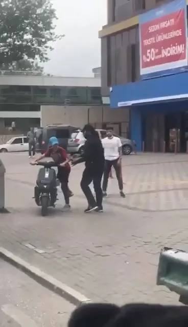bursada-minibuse-palali-saldiri-dehset-anlari-kamerada-1632381662484.jpg Bursa’da minibüse palalı saldırı! Dehşet anları kamerada - 2
