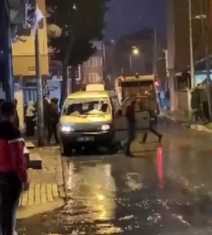 buyukcekmecede-sopali-grup-minibuse-saldirdi-o-anlar-kamerada-1643619701608.jpg Büyükçekmece'de sopalı grup minibüse saldırdı! O anlar kamerada - 4