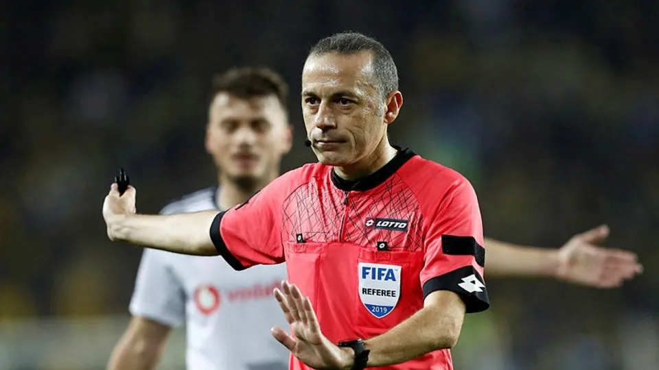 Derbi bitti yankıları sürüyor! Cüneyt Çakır için flaş sözler