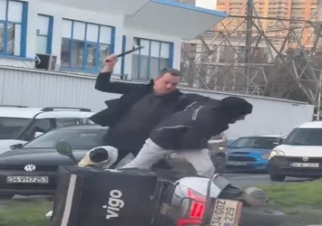 İstanbul trafiğinde dehşet anları! Kuryeyi copla darbetti