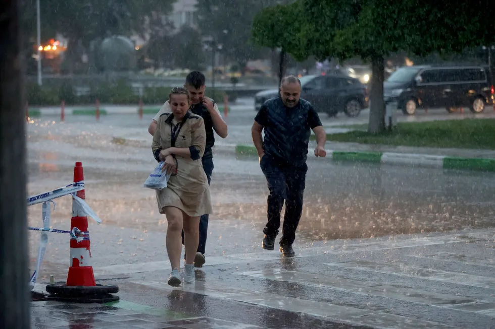 kurban-bayraminda-hava-nasil-olacak-kirkikindi-yagislari-yurdu-esir-alacak-1779254567226.jpg Meteoroloji'den İstanbul için sarı kodlu uyarı, şiddetli sağanak trafiği de vurdu! Kurban Bayramı'nda hava nasıl olacak? - 4
