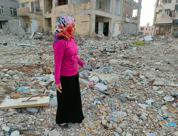 her-gun-geldigi-enkaz-bolgesinde-komsulari-ve-arkadaslari-icin-gozyasi-dokuyor-komsularim-halkimiz-yasasaydi-d-1684226459459.jpg Her gün geldiği enkaz bölgesinde, komşuları ve arkadaşları için gözyaşı döküyor: Komşularım, halkımız yaşasaydı da...