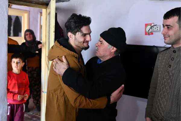 Suriyeli Mahmud elleri ile kazıyarak enkazdan kurtardığı depremzede ile buluştu