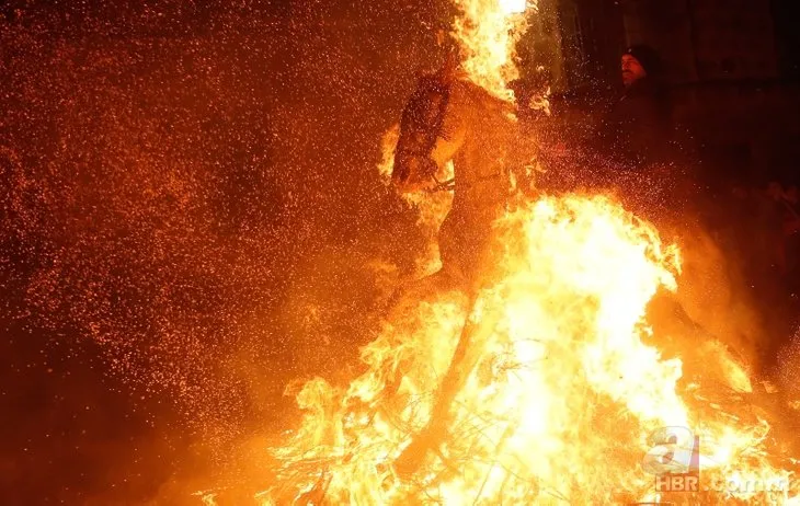 İspanya’da 300 yıldır devam eden gelenekle atlar ateş üzerinde yürütüldü