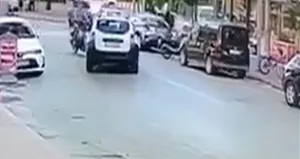 Motosiklet ve otomobil kafa kafaya çarpıştı: 1 yaralı