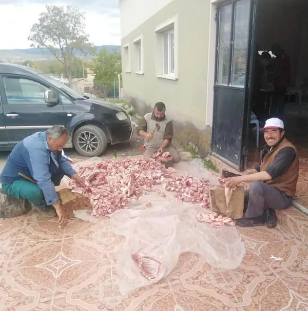 Ankara'da tepki çeken görüntüye inceleme! Kamyonet kasasında açıkta et taşıdılar - 1