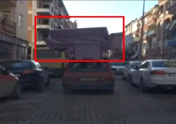Bu kadarına pes! Otomobille evin salonunu taşıdı