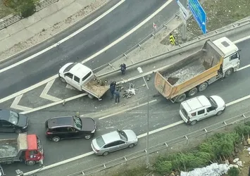 TEM Otoyolu'nda feci kaza! Hafriyat kamyonu kamyonete böyle çarptı
