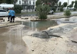 Adıyaman'da su hattı patladı yol çöktü! Otomobil çukura düştü