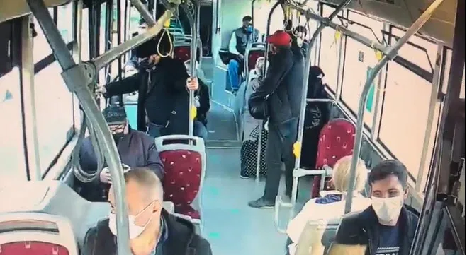 İzmir'de çarşaflı kadına alçak saldırı! O anların görüntüsü ortaya çıktı: 20 dakika şoktan çıkamadım - 1