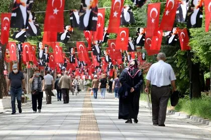 Caddeler parklar onlara kaldı! 65 yaş üstü vatandaşlar yeniden sokaklarda
