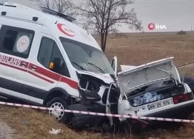 Ambulansla otomobil çarpıştı