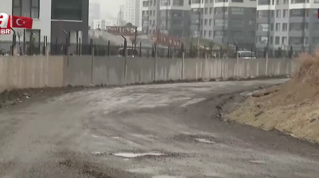 Başkent yollar çukurdan geçilmiyor!