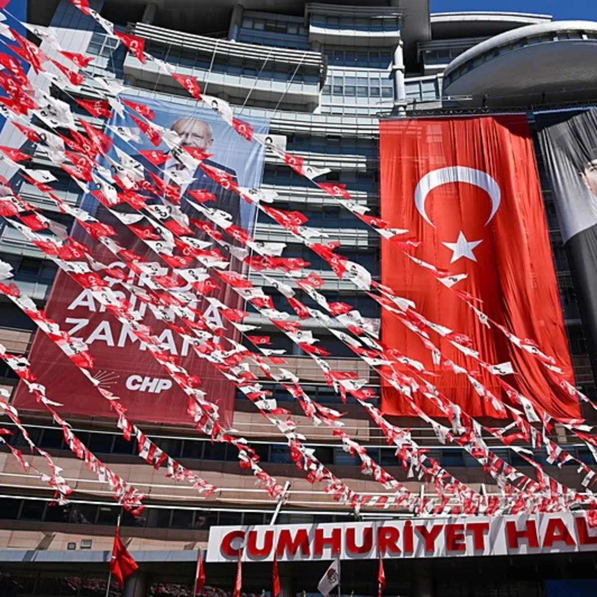 CHP’de taht kavgası kızıştı: Genel merkezde kritik trafik