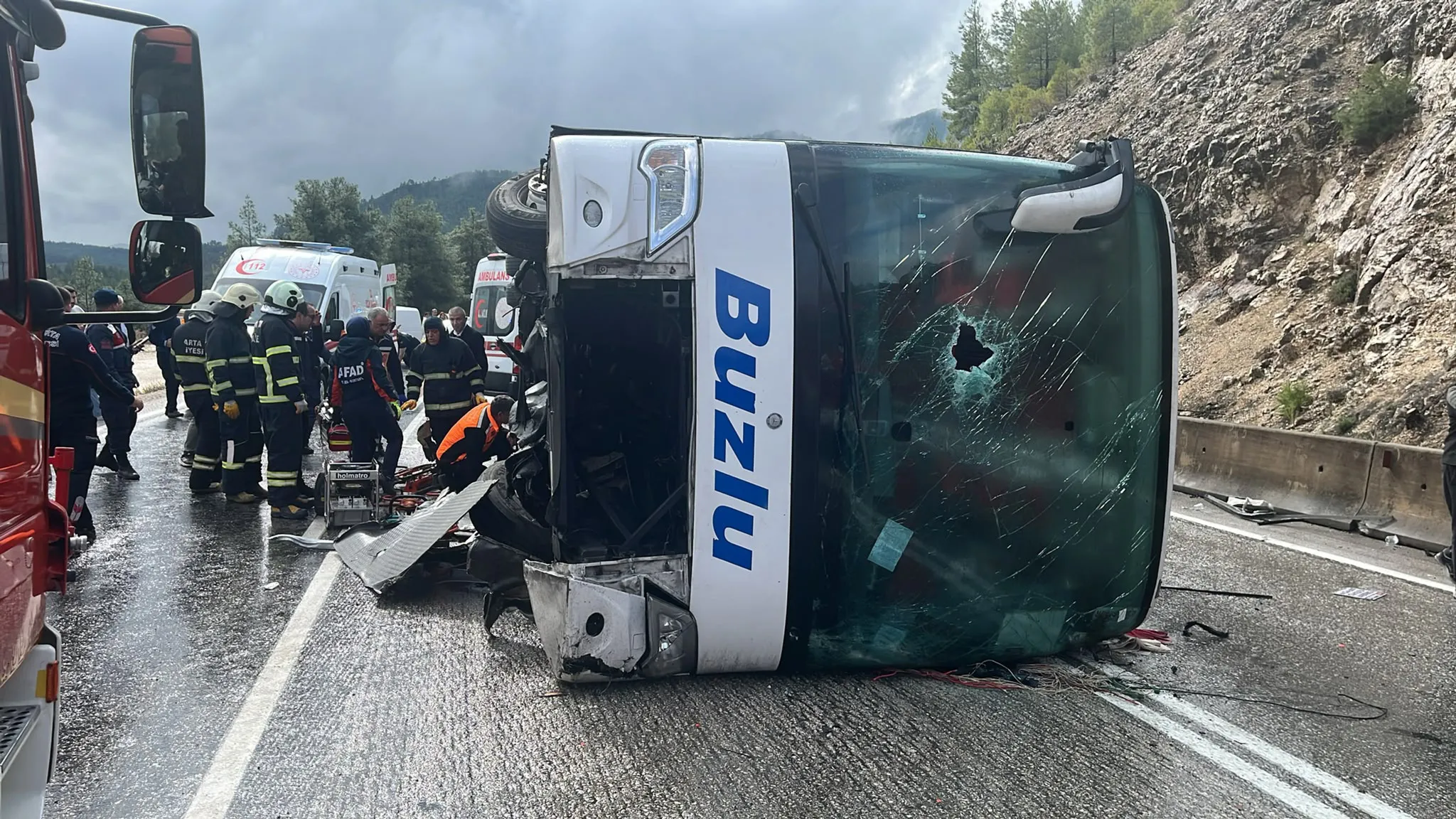 Katliam gibi kaza! Antalya-Isparta kara yolunda yolcu otobüsü devrildi: 1 ölü 8 yaralı