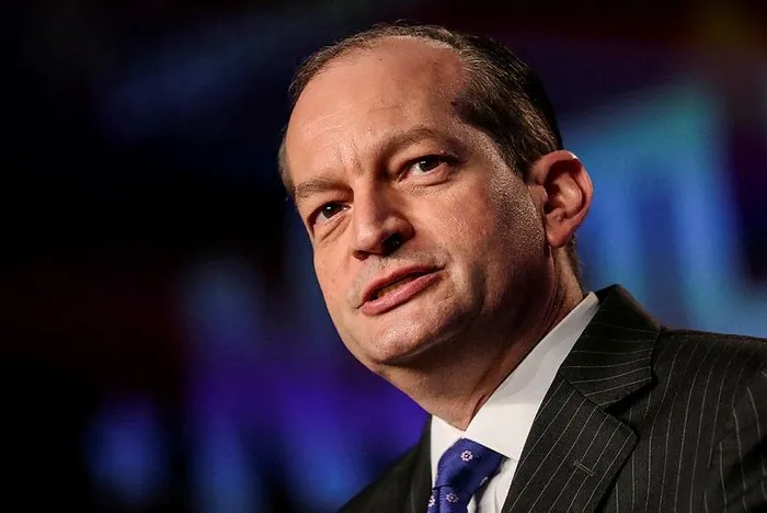 Beyaz Saray’da Alexander Acosta istifa edeceğini duyurdu