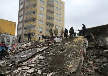 Mehmetçik depremzedeler için sahada! TSK'nın hava araçları yüzlerce sorti attı | Komandolar enkaz altından can kurtarıyor