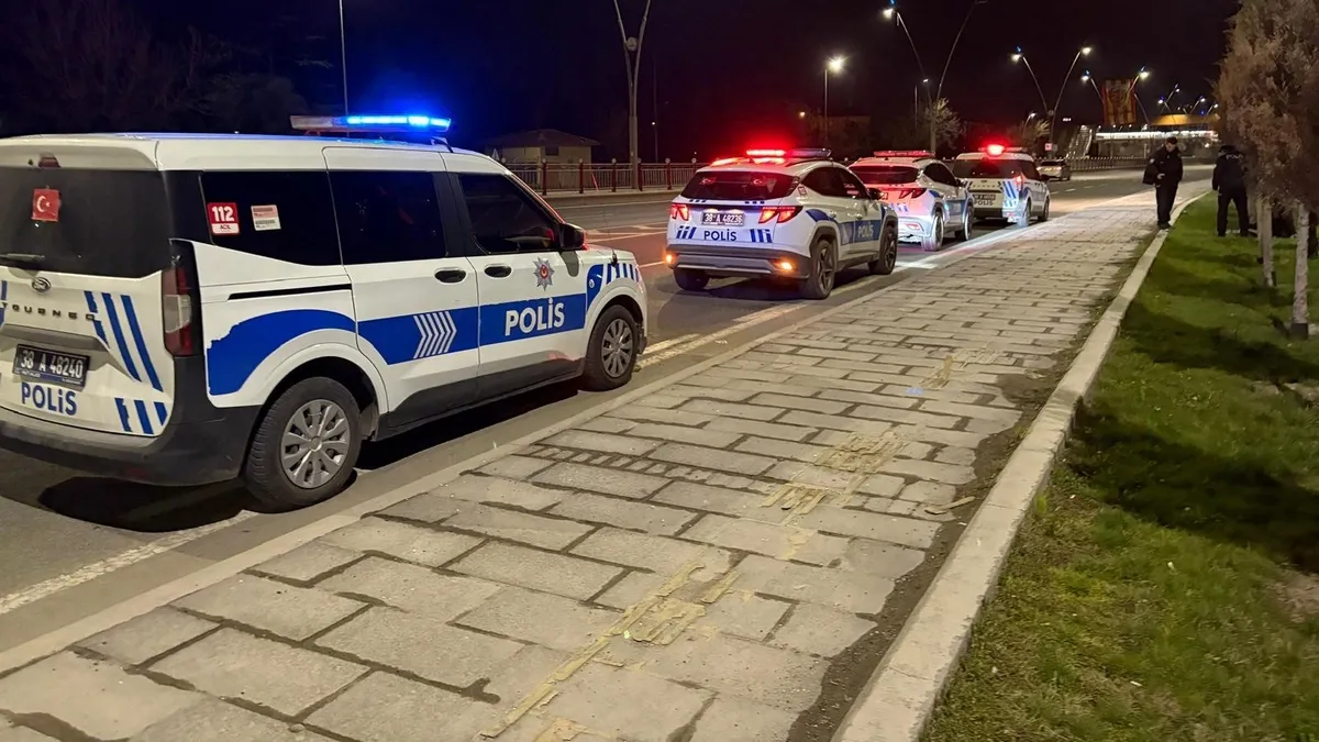 Polisten kaçarken, yola fırlattığı kağıttan uyuşturucu çıktı