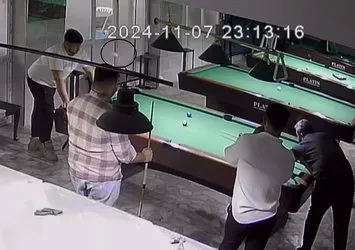 Bilardo oynarken neye uğradığını şaşırdı! Top kafasına gelince arkadaşları kahkahaya boğuldu
