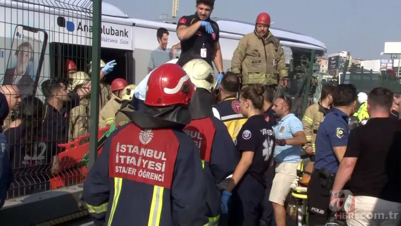 Sefaköy'de iki metrobüs çarpıştı! İşte kaza yerinden görüntüler 17