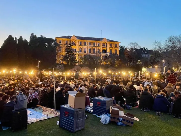 Boğaziçi Üniversitesi’nde iftar programı! Binlerce öğrenci yan yana saf tutup namaz kıldı