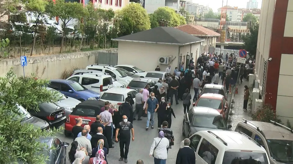 Vatandaş aşı olmak için hastanelere akın etti! Uzun kuyruklar işte böyle görüntülendi