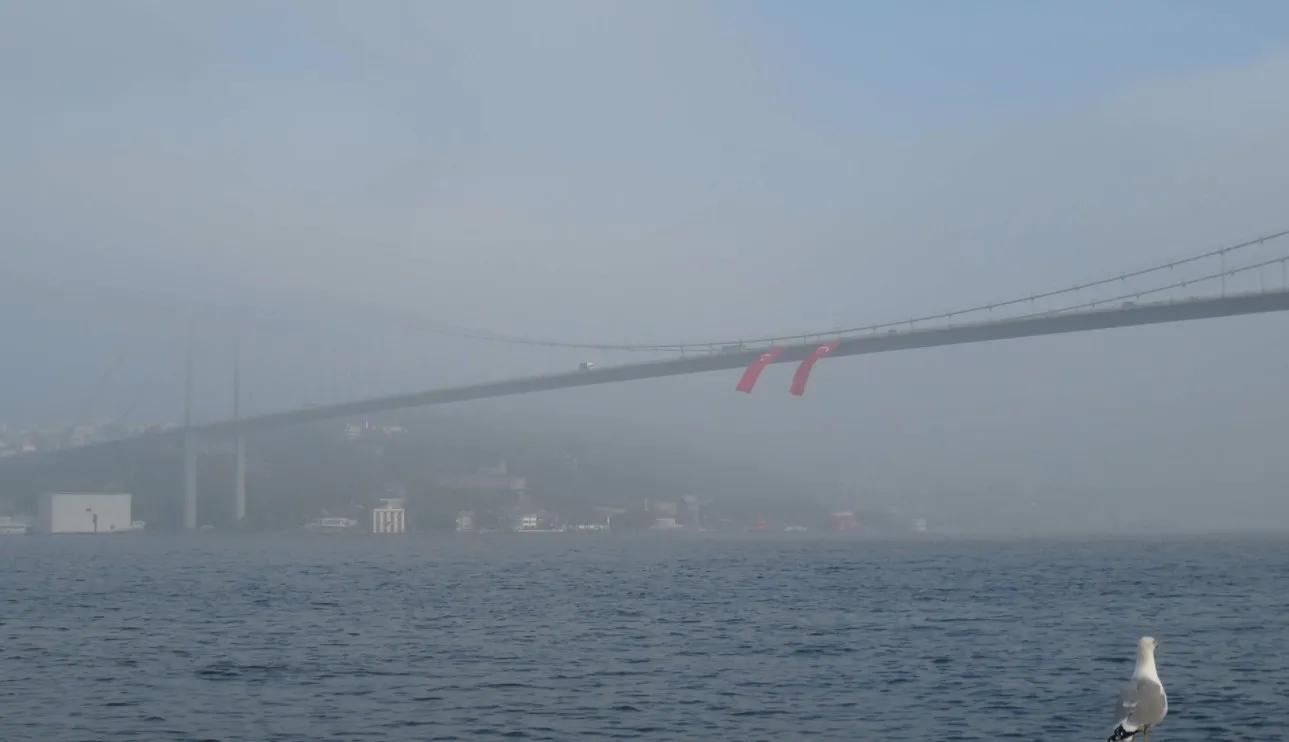 Son dakika! Lodos hayatı olumsuz etkilemeye devam ediyor: İstanbul Boğazı trafiğe kapatıldı
