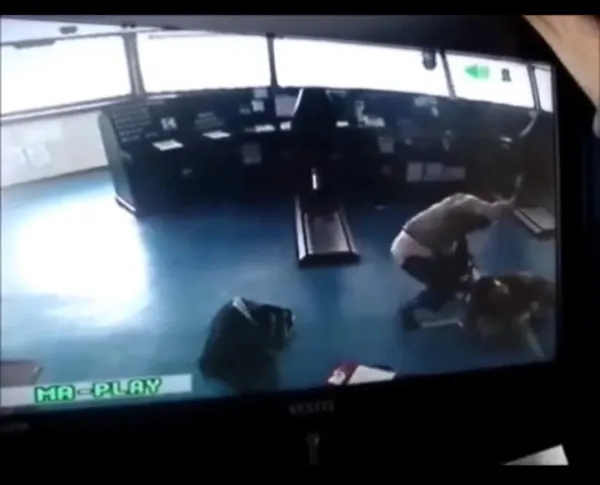 nijerya-aciklarinda-mozart-gemisine-duzenlenen-baskindan-kurtulan-3-turk-denizci-turkiyeye-getirildi-1611976704388.jpg Nijerya açıklarında Mozart gemisine düzenlenen baskından kurtulan 3 Türk denizci Türkiye'ye getirildi - 4