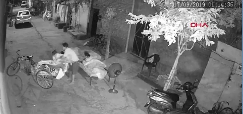 Açık havada ailesiyle uyuyan çocuğu kaçırmaya çalışırken yakalandı