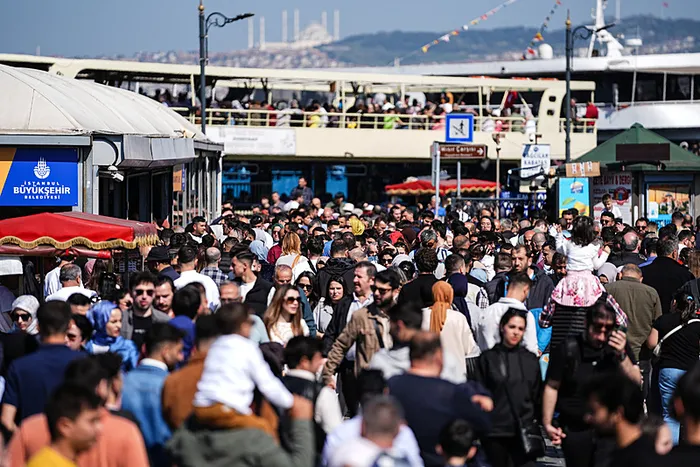 1712922175350.jpg İstanbul'da tarihi yarımadada insan seli! Ramazan Bayramı'nın üçüncü gününde de büyük yoğunluk... - 4